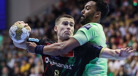 Manuel Zehnder (l) scored seven goals against the defending champions. / Photo: Ronny Hartmann/dpa-Zentralbild/dpa