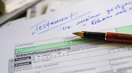 Taxes were due in almost 2,400 estate cases in 2023. (Symbolic image) / Photo: Hans-Jürgen Wiedl/dpa-Zentralbild/dpa