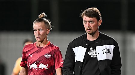 Marlene Müller, hier neben RB-Trainer Jonas Stephan, erzielte die Führung gegen Hoffenheim. / Foto: Hendrik Schmidt/dpa