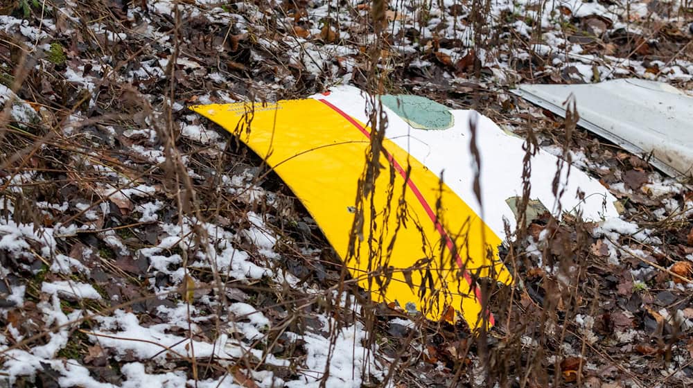 Кольори DHL можна побачити на уламках літака, що розбився. / Фото: Mindaugas Kulbis/AP