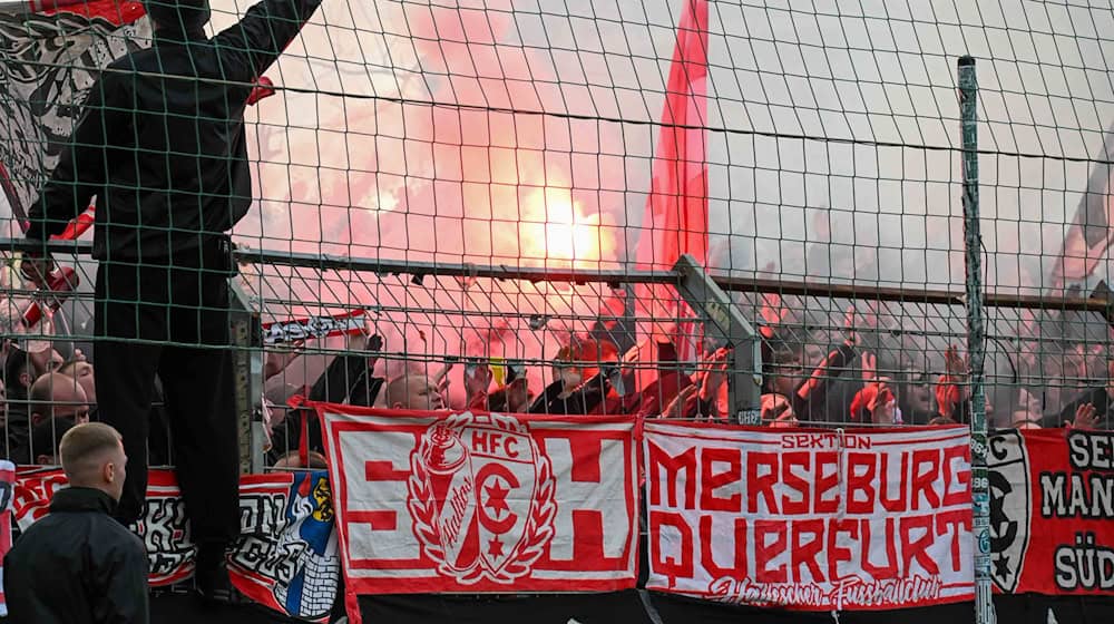 Nach dem Fußballspiel BSG Chemie Leipzig gegen Hallescher FC ermittelt die Polizei wegen etlicher Straftaten. Auch Polizisten wurden angegriffen.  / Foto: EHL Media/dpa