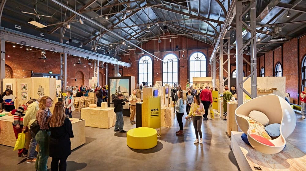 Besucher genießen die kreative Atmosphäre bei der Eröffnungsveranstaltung der Werkschau 2023 / Fotograf: Jan Felber