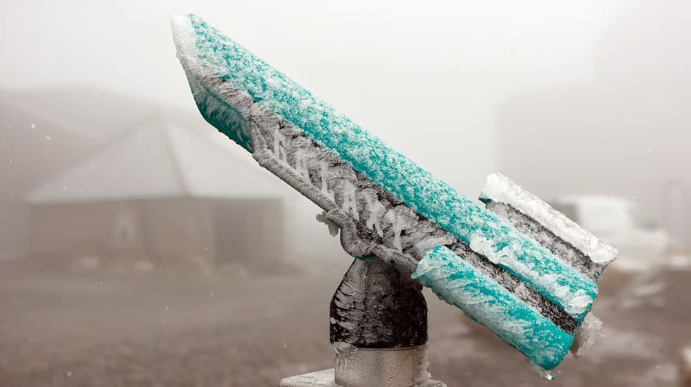 Erste Schneeflocken fielen im Harz und auf dem Fichtelberg. / Foto: Matthias Bein/dpa