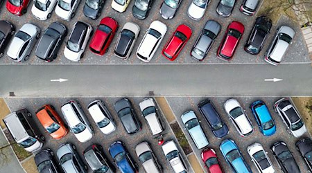 Ekstra-parkowanske popłatki za SUV njejsu w sakskich městach najprjedy planowane. (Archivbild) / Foto: Jan Woitas/dpa