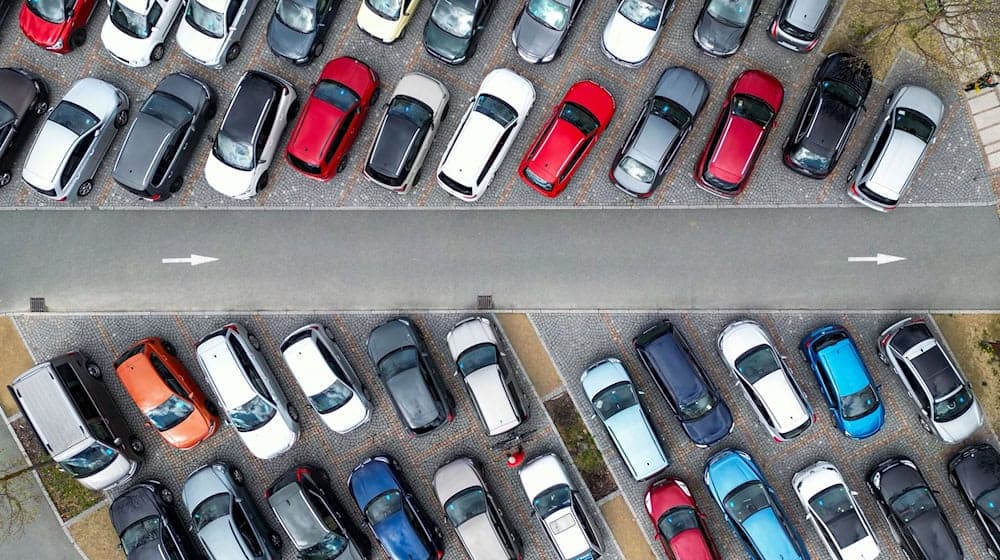 Extra parking fees for SUVs are not planned in Saxony's cities for the time being. (archive picture) / Photo: Jan Woitas/dpa