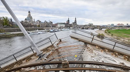 The navigation channel under the Carola Bridge is to be restored. / Photo: Robert Michael/dpa