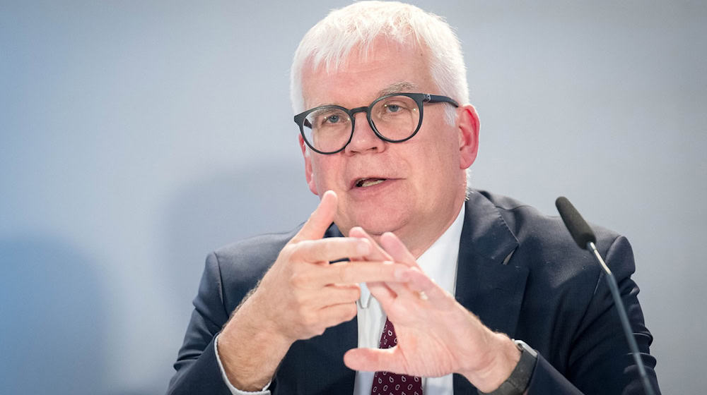 Sachsens Finanzminister Hartmut Vorjohann (CDU) fürchtet, dass Sachsen in Zukunft weniger Fördermittel von der EU bekommen könnte. (Archivbild) / Foto: Sina Schuldt/dpa