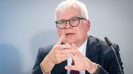 Sachsens Finanzminister Hartmut Vorjohann (CDU) fürchtet, dass Sachsen in Zukunft weniger Fördermittel von der EU bekommen könnte. (Archivbild) / Foto: Sina Schuldt/dpa