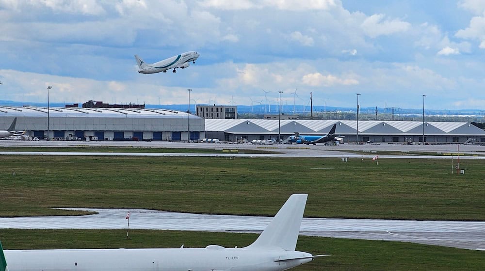 The apron area of Leipzig/Halle Airport is to be expanded by 39 hectares (archive photo). / Photo: Tobias Junghannß/dpa