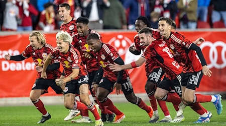 Emil Forsberg (far left) celebrates with his New York Red Bulls teammates / Photo: Eduardo Munoz Alvarez/FR171643 AP/dpa