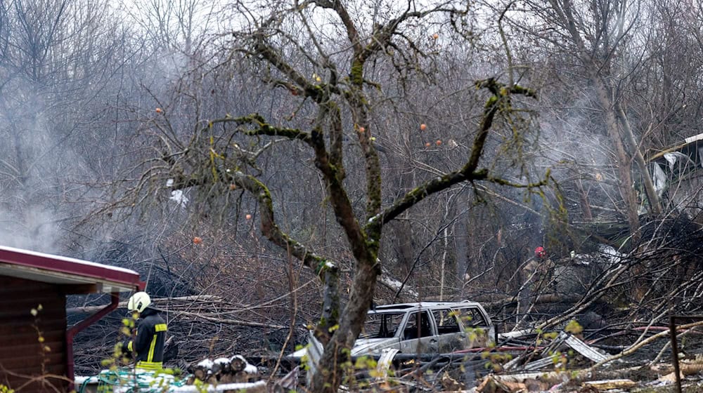 Servicios de emergencia y humo en el lugar del accidente / Foto: Mindaugas Kulbis/AP