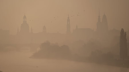 Vor allem nachts muss am Wochenende in Sachsen stellenweise mit Nebel und Hochnebel sowie Straßenglätte gerechnet werden. Tagsüber wechseln sich Wolken und Sonnenschein ab. (Symbolbild) / Foto: Sebastian Kahnert/dpa