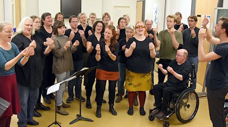 El coro de lengua de signos de Leipzig "Sing&Sign" ensaya una vez a la semana / Foto: Waltraud Grubitzsch/dpa