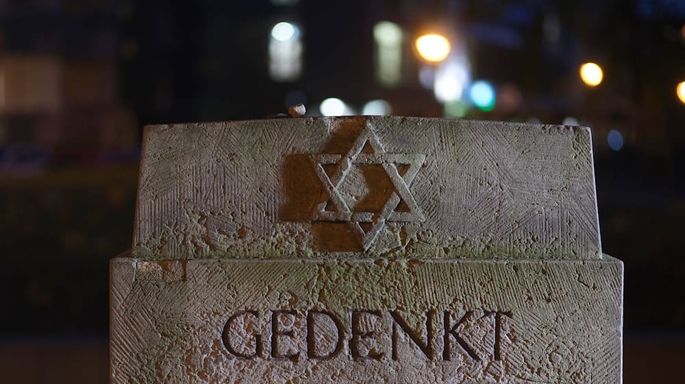 Commemoration of Pogrom Night: Saxony's Minister of Social Affairs calls for "zero tolerance" towards anti-Semitism. (Symbolic image) / Photo: Sebastian Willnow/dpa