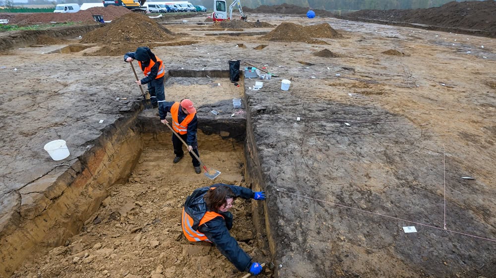 Archäologen sind inmitten einer Siedlung der frühen Jungsteinzeit auch auf eine frühbronzezeitliche Siedlung gestoßen. / Foto: Hendrik Schmidt/dpa