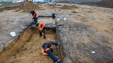 Archäologen sind inmitten einer Siedlung der frühen Jungsteinzeit auch auf eine frühbronzezeitliche Siedlung gestoßen. / Foto: Hendrik Schmidt/dpa