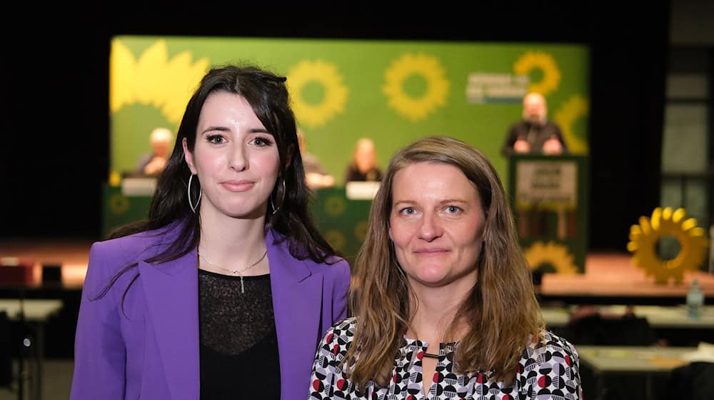 Die sächsischen Landesvorsitzenden der Grünen, Marie Müser und Christin Furtenbacher, sind erstaunt über die Regierungsbildung. (Archivbild). / Foto: Sebastian Willnow/dpa