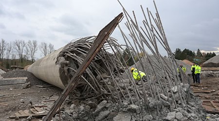 La chimenea industrial de 40 metros de altura yace en el suelo tras ser volada. Se encontraba en el antiguo emplazamiento de Edelpelz en Schkeuditz / Foto: Heiko Rebsch/dpa