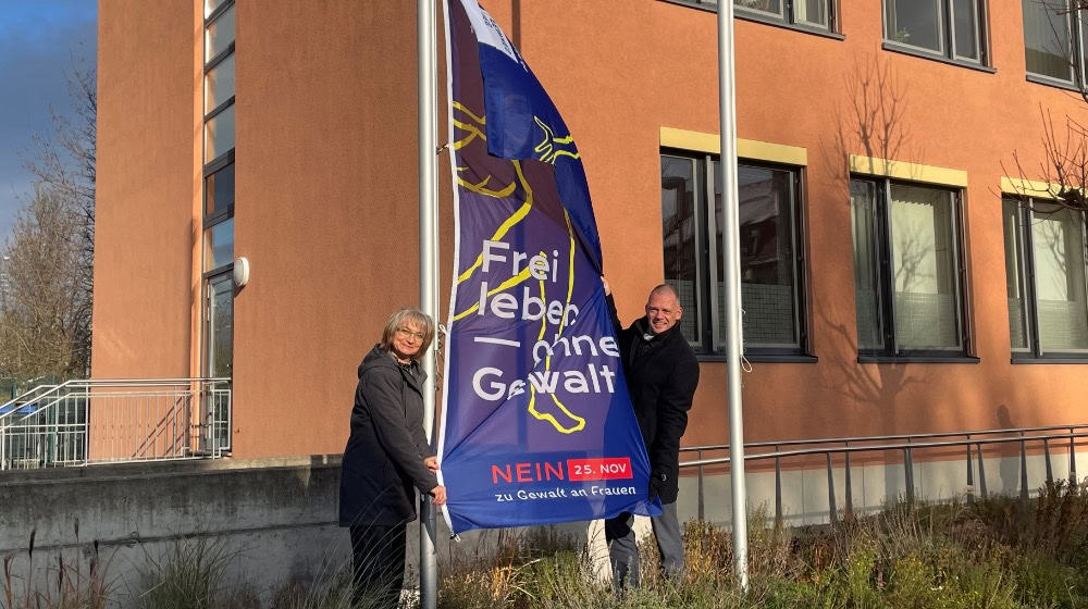  Die Gleichstellungsbeauftragte Gabriele Fänder und Landrat Ralf Hänsel beim Hissen der Flagge gegen Gewalt an Frauen. Bildquelle: Landratsamt Meißen