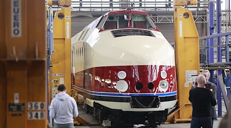 The historic SVT express train from the GDR era is to find a new home in Radebeul near Dresden (archive photo).  / Photo: Matthias Bein/dpa