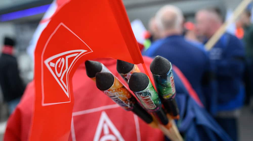 Die IG Metall ruft in Sachsen zu einem weiteren Warnstreik auf. (Archivbild) / Foto: Hendrik Schmidt/dpa