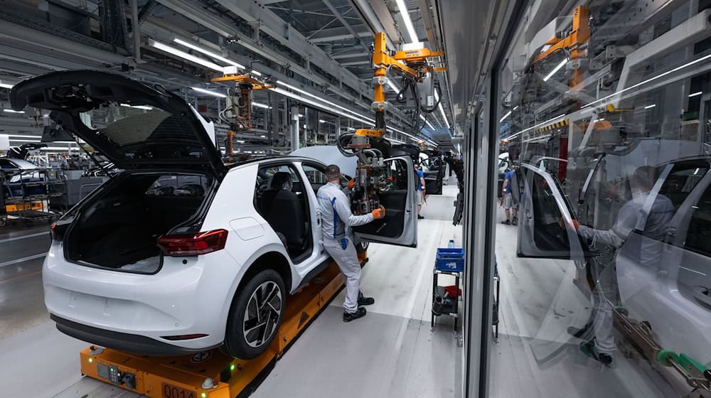 Die Fahrzeugfertigung von Volkswagen in Zwickau. Weil Volkswagen deutliche Überkapazitäten hat, wird in Zwickau nur noch im Zwei-Schicht-Betrieb gearbeitet. (Archivbild).  / Foto: Hendrik Schmidt/dpa