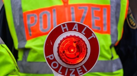 Ein 15 Jahre alter Mopedfahrer ist vor einer Kontrolle der Polizei geflüchtet. (Symbolbild)  / Foto: Robert Michael/dpa