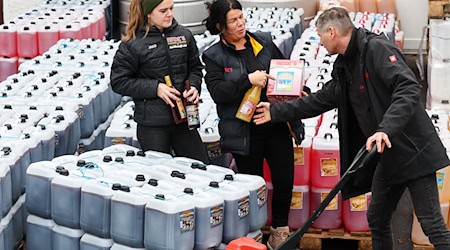 Literweise horce wino na połnym dworje sadarnje hola. / Foto: Jan Woitas/dpa