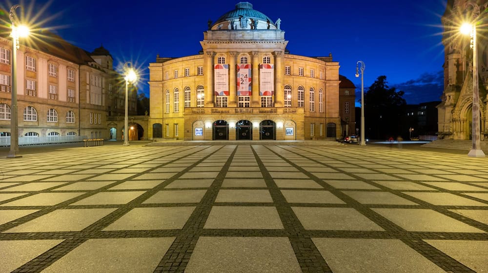 Musik vor historischer Kulisse: Die Robert-Schumann-Philharmonie will mit einer Sommerkonzertreihe auf dem Chemnitzer Theaterplatz Musikfans begeistern (Archivbild) / Foto: Hendrik Schmidt/dpa