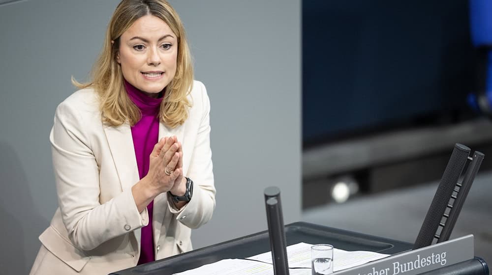 Linke-Politikerin Clara Bünger bewirbt sich bei der Bundestagswahl als Direktkandidatin in Dresden (Archivbild).  / Foto: Hannes P. Albert/dpa