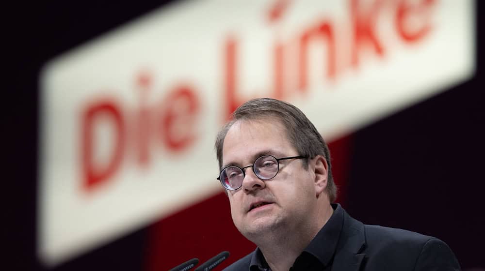 Linke-Politiker Sören Pellmann hält den Termin zur Bundestagswahl wegen der Ferien in Sachsen für eine Respektlosigkeit. (Archivbild) / Foto: Hendrik Schmidt/dpa