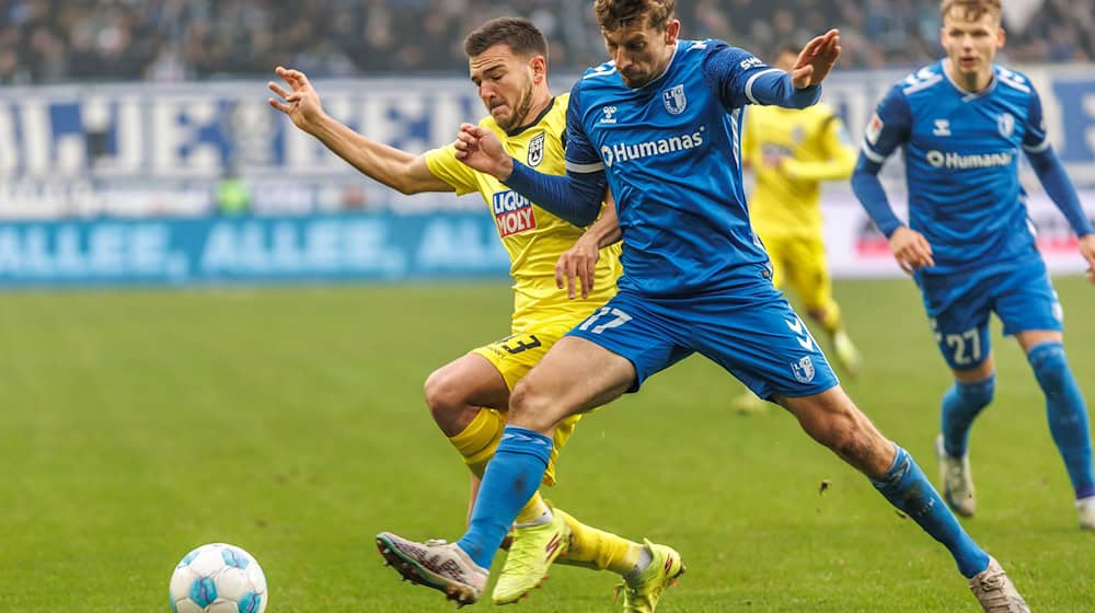 Alexander Nollenberger (r) hatte die beste Chance für Magdeburg, scheiterte am Torwart  / Foto: Andreas Gora/dpa