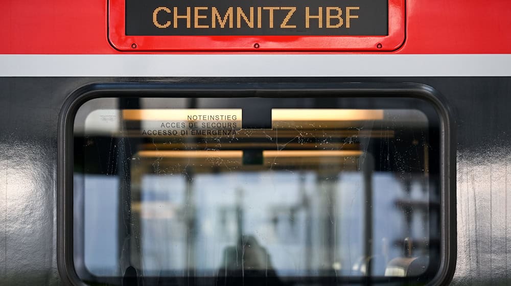 Am Chemnitzer Hauptbahnhof hat sich ein Mann an einen abfahrenden Zug geklammert. (Symbolbild). / Foto: Hendrik Schmidt/dpa-Zentralbild/dpa