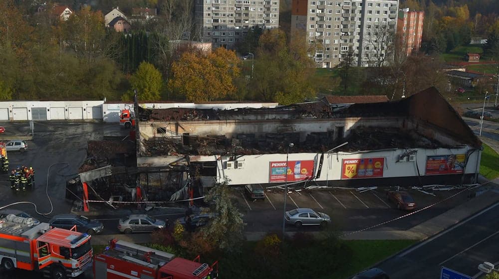 Der Supermarkt im tschechischen Chodov brannte vor zwei Jahren völlig aus. (Archivbild) / Foto: Kubeš Slavomír/CTK/dpa