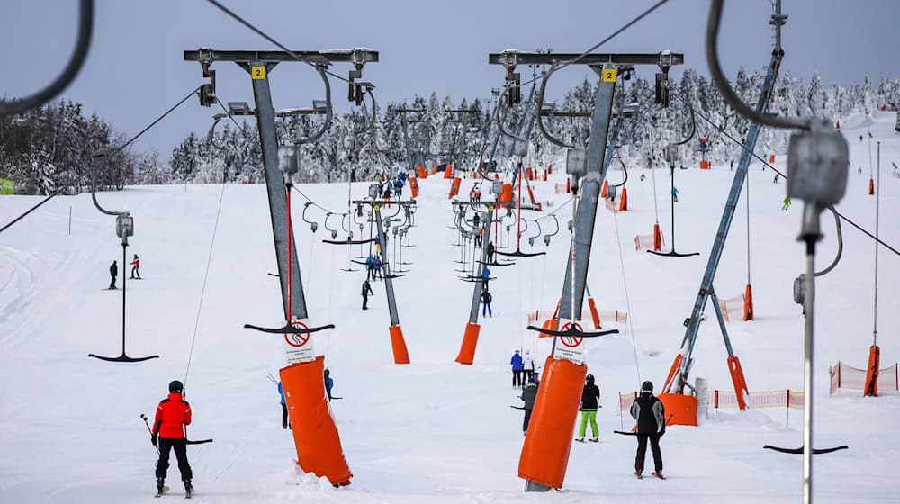 Das Skigebiet am Fichtelberg muss dringend modernisiert werden. Dazu soll der Stadtrat nun über den Verkauf der kommunalen Betreibergesellschaft FSB entscheiden. (Archivfoto) / Foto: Jan Woitas/dpa