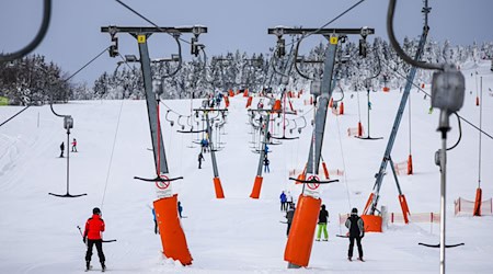 Das Skigebiet am Fichtelberg muss dringend modernisiert werden. Dazu soll der Stadtrat nun über den Verkauf der kommunalen Betreibergesellschaft FSB entscheiden. (Archivfoto) / Foto: Jan Woitas/dpa