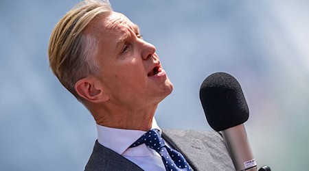 Max Raabe sorgt derzeit mit seinem Palast Orchester bei Konzerten in Ostdeutschland für gute Stimmung. (Archivbild) / Foto: Michael Kappeler/dpa