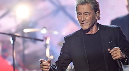 Peter Maffay wird mit dem Preis Goldene Henne 2024 für sein Lebenswerk ausgezeichnet.  / Foto: Jens Kalaene/dpa