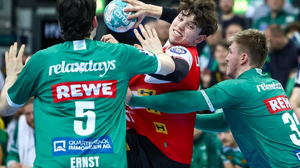 Eisenach's Marko Grgic (M) against two Leipzig defenders / Photo: Jan Woitas/dpa