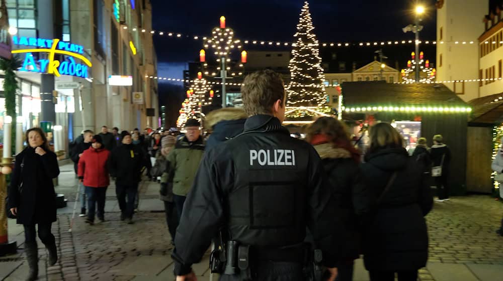 Die Polizei wird auf Weihnachtsmärkten stichprobenartig Waffenkontrollen durchführen. (Symbolfoto) / Foto: Sebastian Willnow/dpa-Zentralbild/dpa