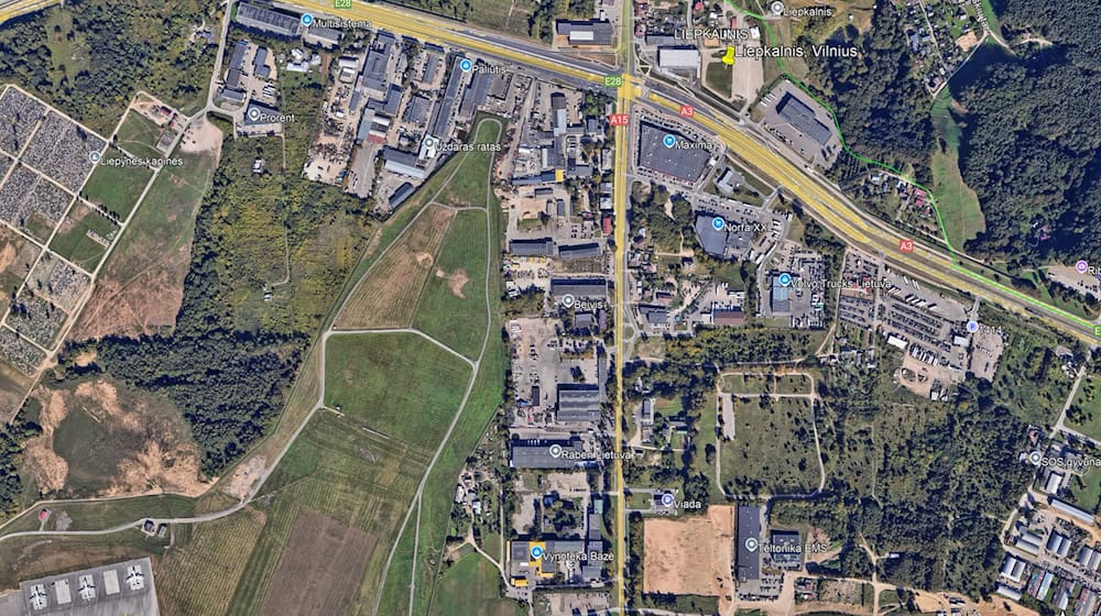 A residential building was narrowly missed in the crash in Vilnius. / Photo: Google Earth/dpa