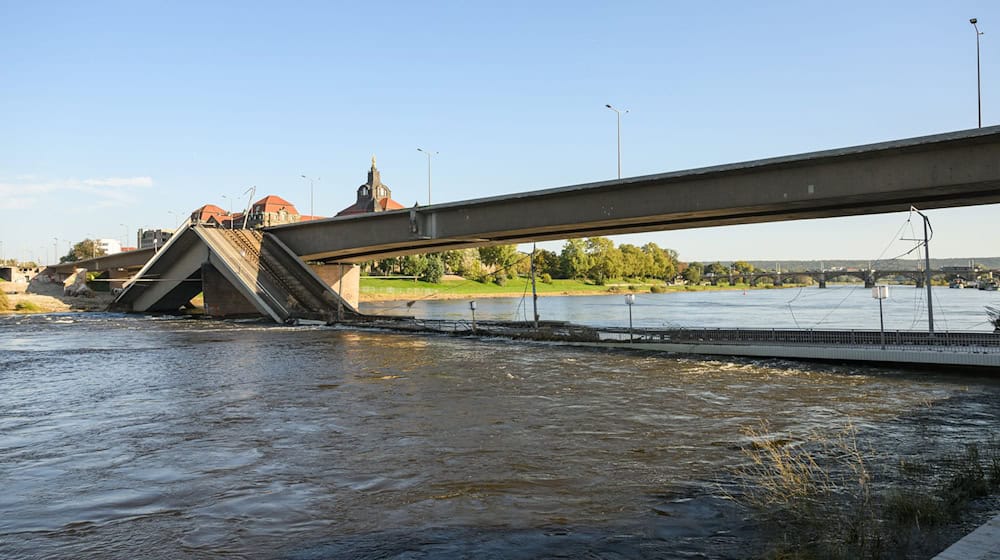 Der Versorger Sachsenenergie prüft aktuell verschiedene Varianten für die Verlegung einer neuen Fernwärmeleitung im Bereich der teilweise eingestürzten Carolabrücke. (Archivbild) / Foto: Robert Michael/dpa