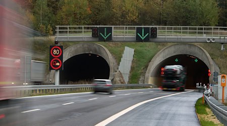 Die Arbeiten an den Notrufnischen sind abgeschlossen, der Ausbau dauert an. (Archivbild) / Foto: Arno Burgi/dpa-Zentralbild/dpa