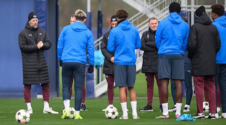 Marco Rose speaks to the team at Leipzig's final training session. Only Castello Lukeba is missing / Photo: Hendrik Schmidt/dpa