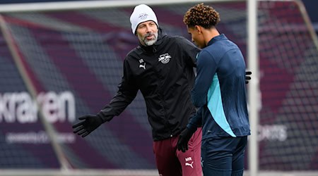 Trainer Marco Rose (l) und RB-Profi Antonio Nusa beim Abschlusstraining vor dem Spiel gegen Inter Mailand. / Foto: Hendrik Schmidt/dpa