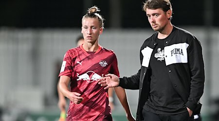 Leipzigs Trainer Jonas Stephan (r) holt in Essen mit Marlene Müller nur ein Remis. / Foto: Hendrik Schmidt/dpa