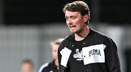 RB Leipzigs Trainer Jonas Stephan muss in der Bundesliga abreißen lassen. / Foto: Hendrik Schmidt/dpa