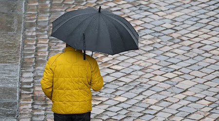 Wolken und Regen dominieren die Aussichten im Freistaat. (Symbolbild) / Foto: Sebastian Kahnert/dpa