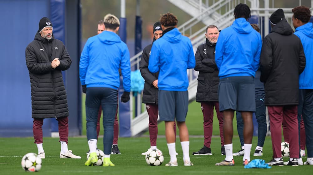 Marco Rose spricht beim Abschlusstraining der Leipziger zum Team. Es fehlt nur Castello Lukeba. / Foto: Hendrik Schmidt/dpa