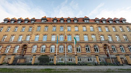 Am kommenden Montag soll das Gebäude des sächsischen Gleichstellungsministeriums orange erleuchten. (Archivbild) / Foto: Robert Michael/dpa